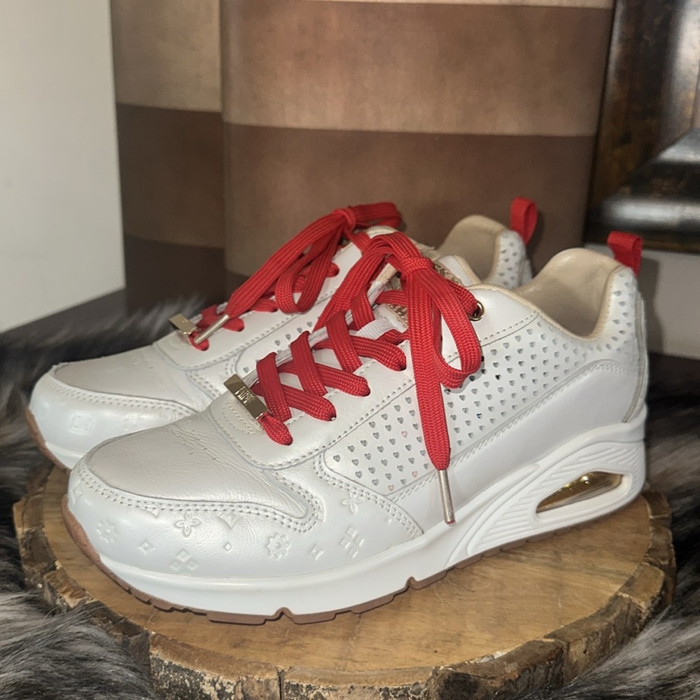 Skechers *NWOB* Women's Valentine "Be Mine" Love Is In The Air Sneakers